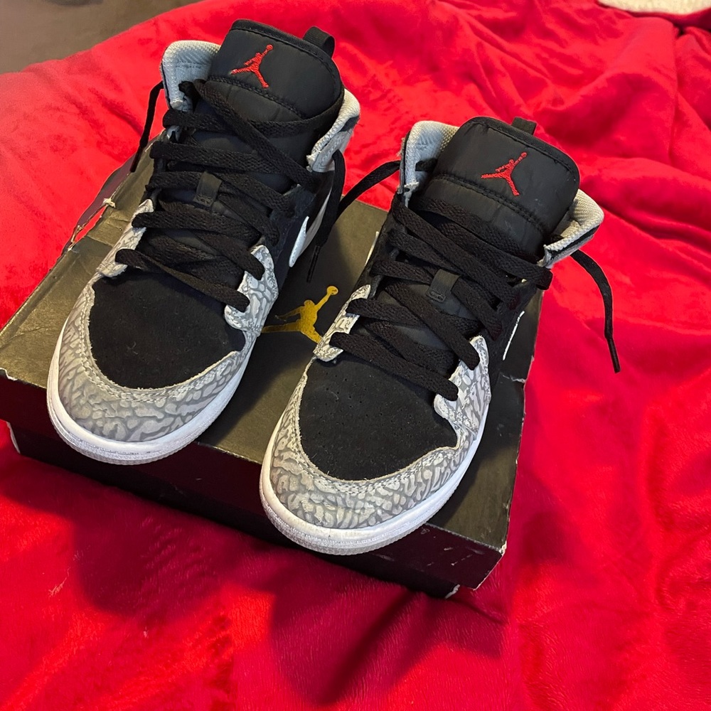 size 3y wore a couple times just like new still only asking for $120 lowest $100